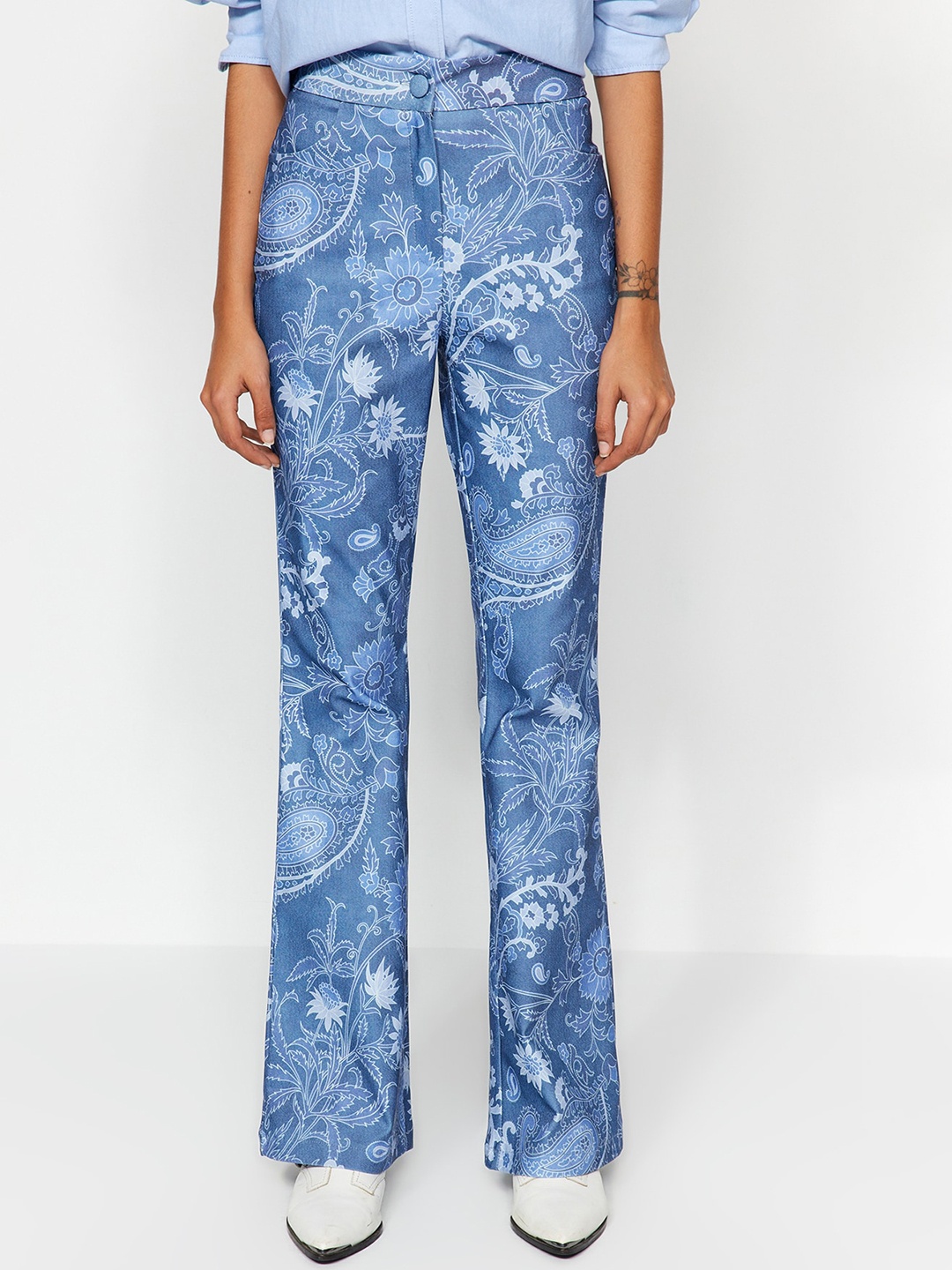 

Trendyol Women Mid-Rise Floral Printed Trousers, Black