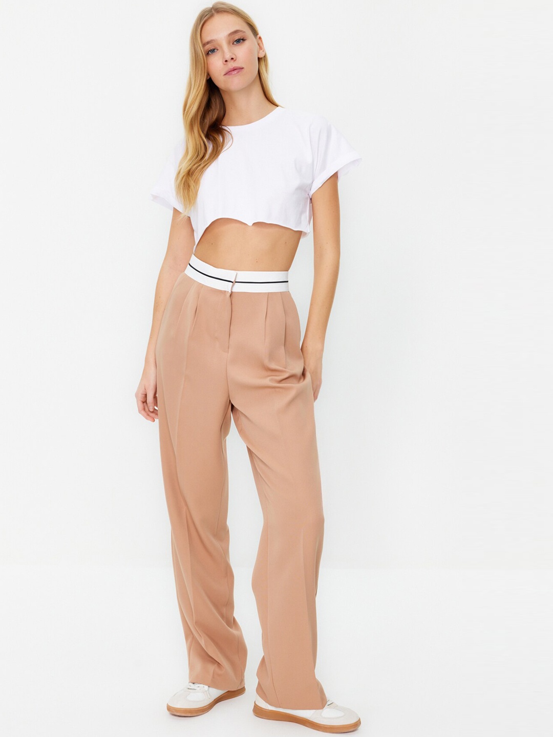

Trendyol Women Mid-Rise Parallel Trousers, Na