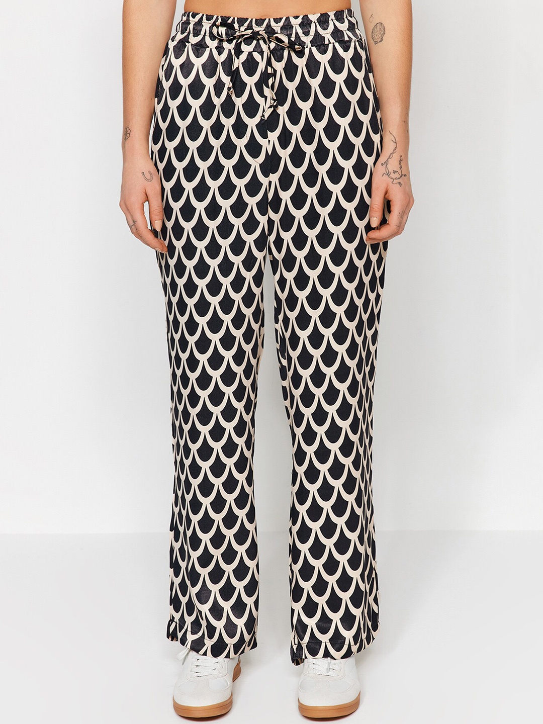 

Trendyol Women Geometric Printed Parallel Trousers, Black