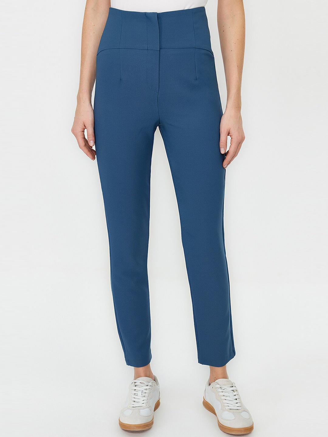 

Trendyol Women Mid-Rise Trousers, Na