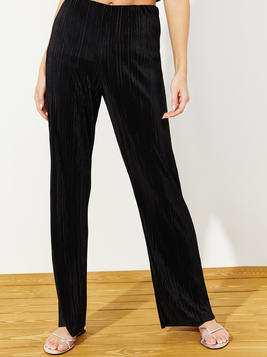 

Trendyol Women Mid Rise Parallel Trousers, Black
