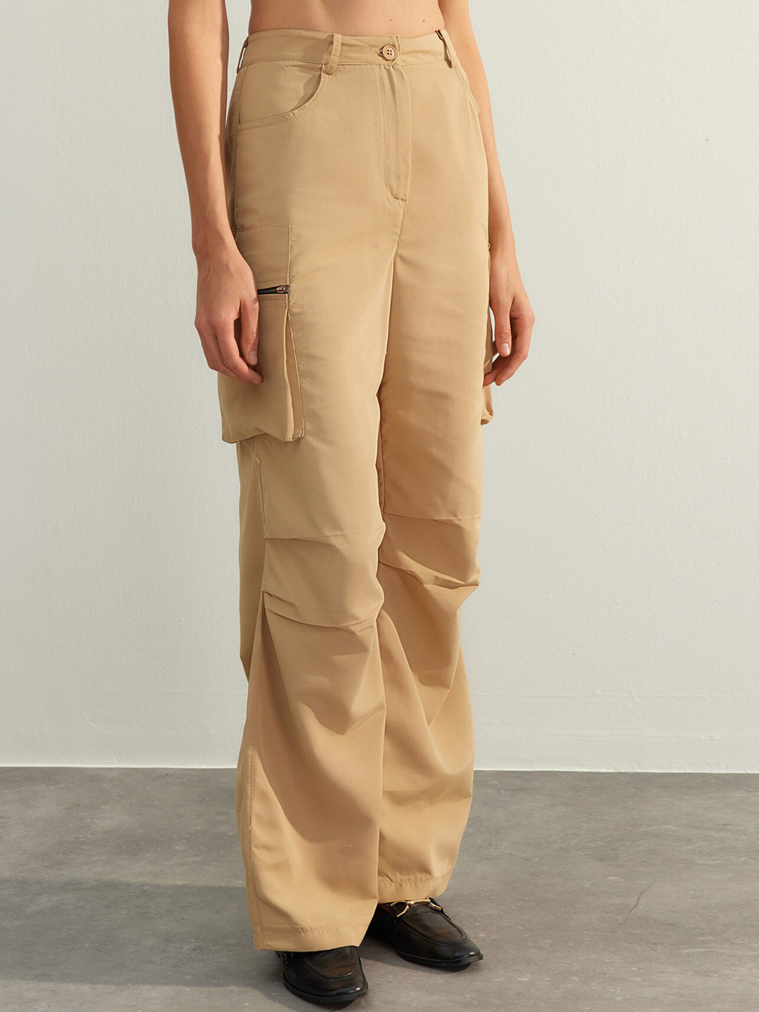 

Trendyol Women Mid-Rise Cargos Trousers, Na