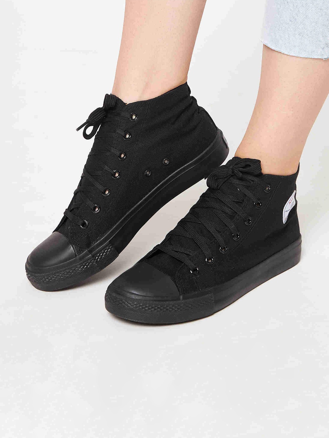

MOZAFIA Women Round Toe Mid-Top Canvas Sneakers, Black
