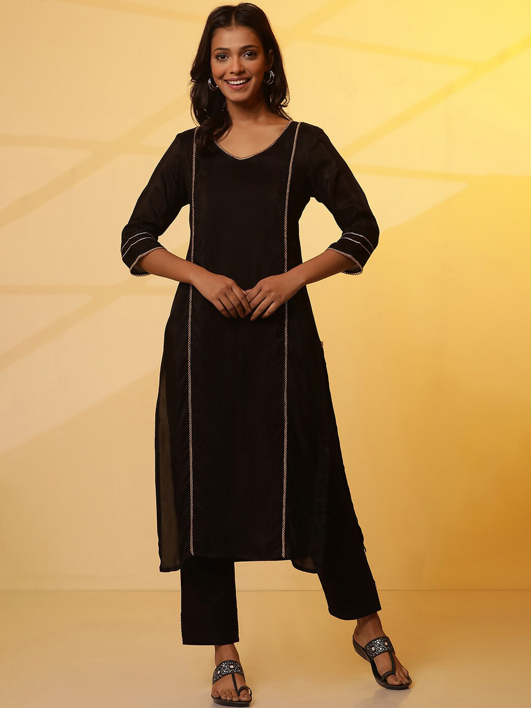 

AURELIA V-Neck Straight Kurta, Black