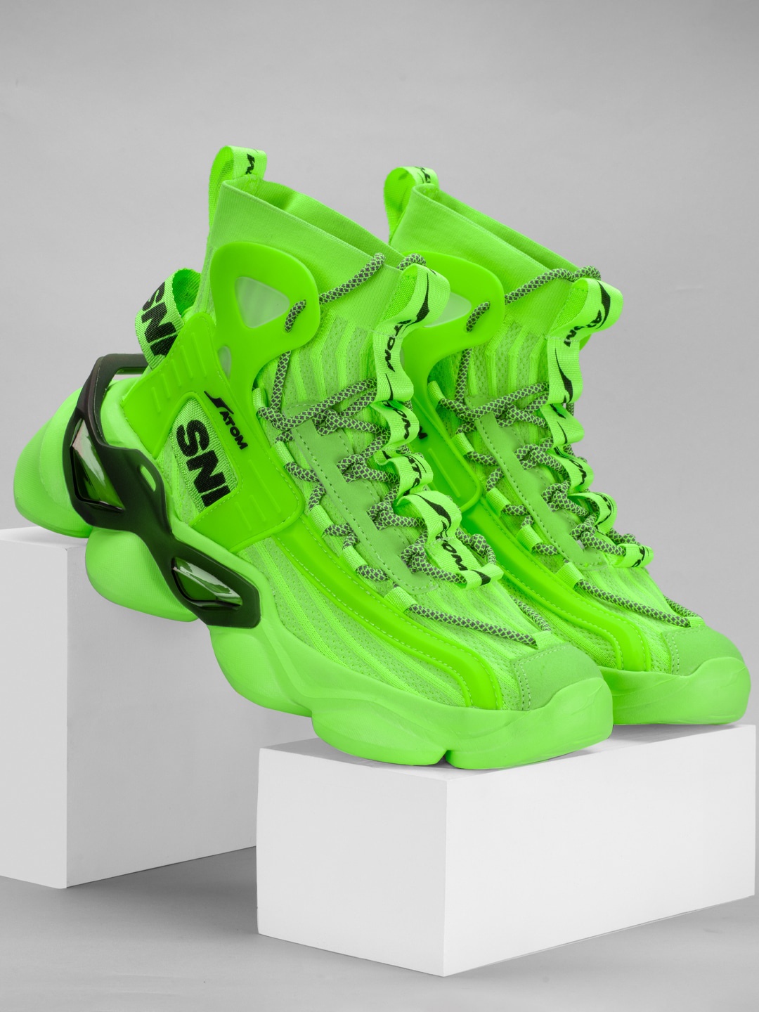 

Atom Men Textured Flyknit High Top Sneakers, Green