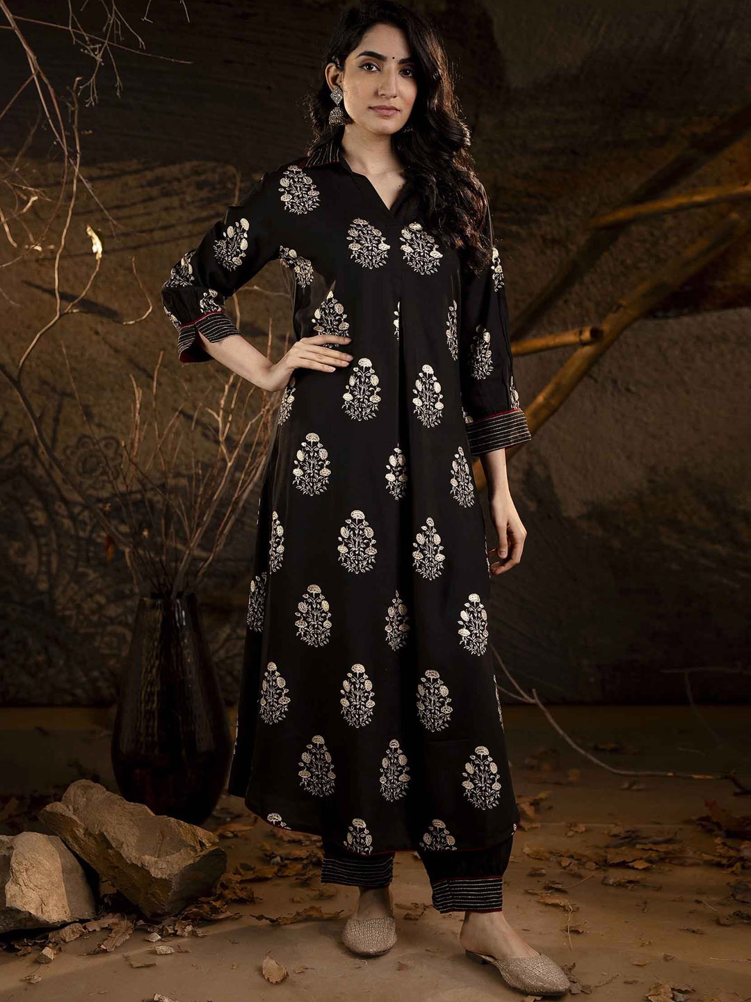 

Nehamta Floral Embroidered Regular Sequinned Kurta with Salwar, Black