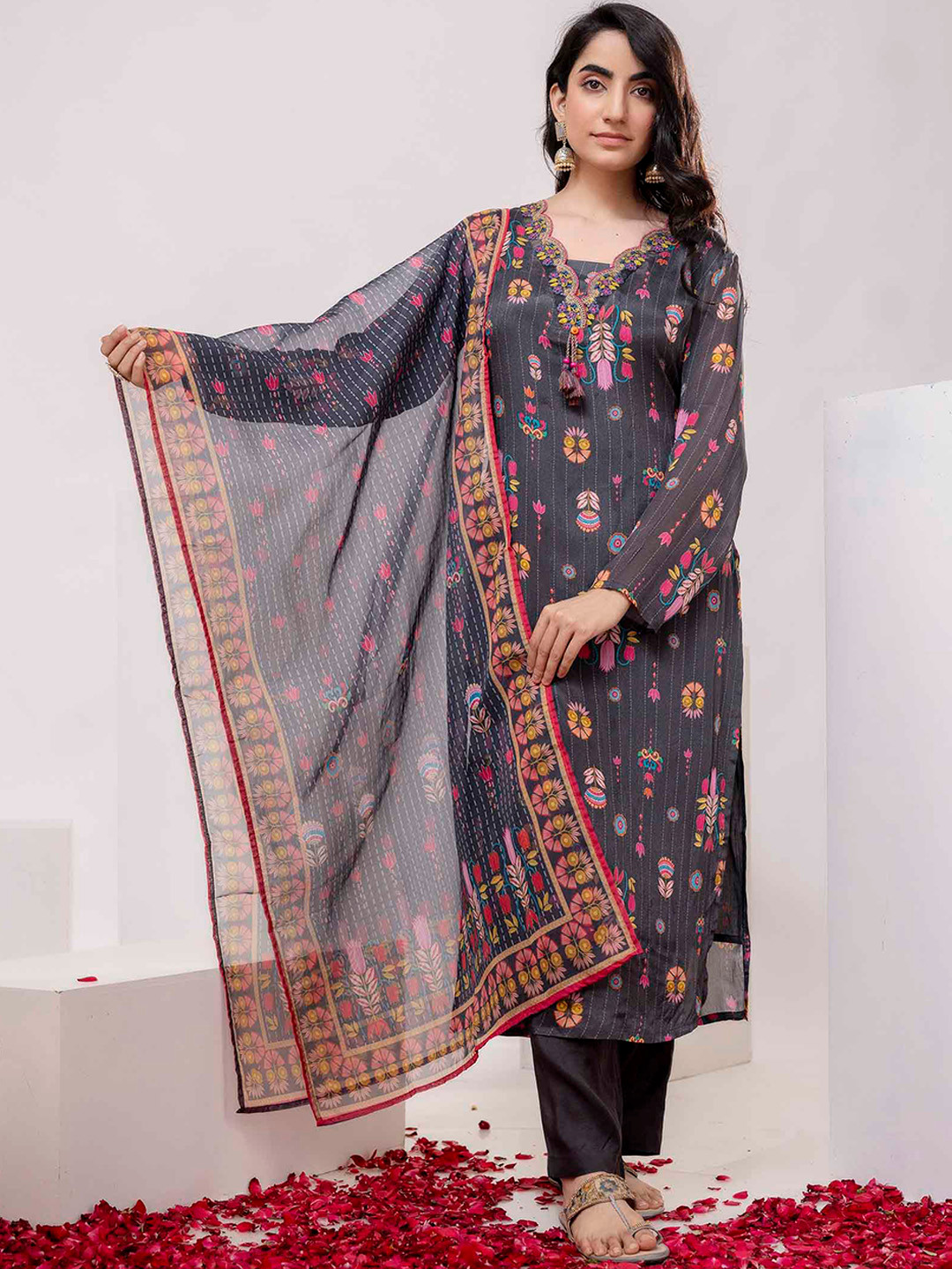 

Nehamta Ethnic Motif Printed Regular Straight Kurta & Trousers With Dupatta, Grey