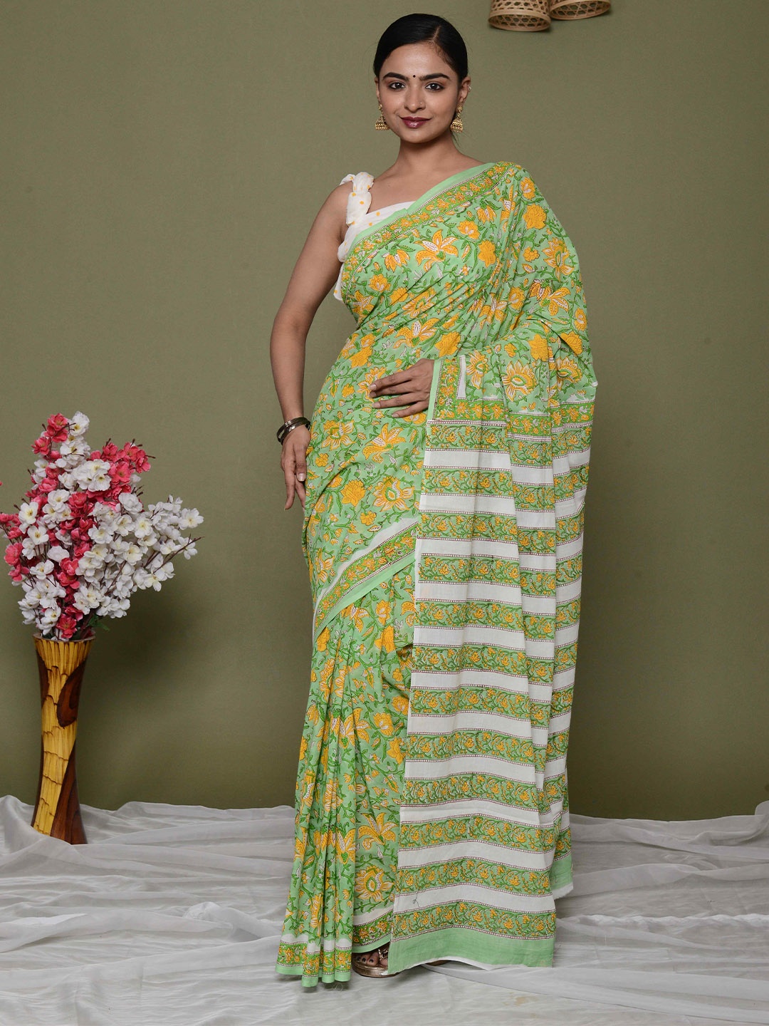 

KALINI Floral Block Printed Pure Cotton Saree, Green