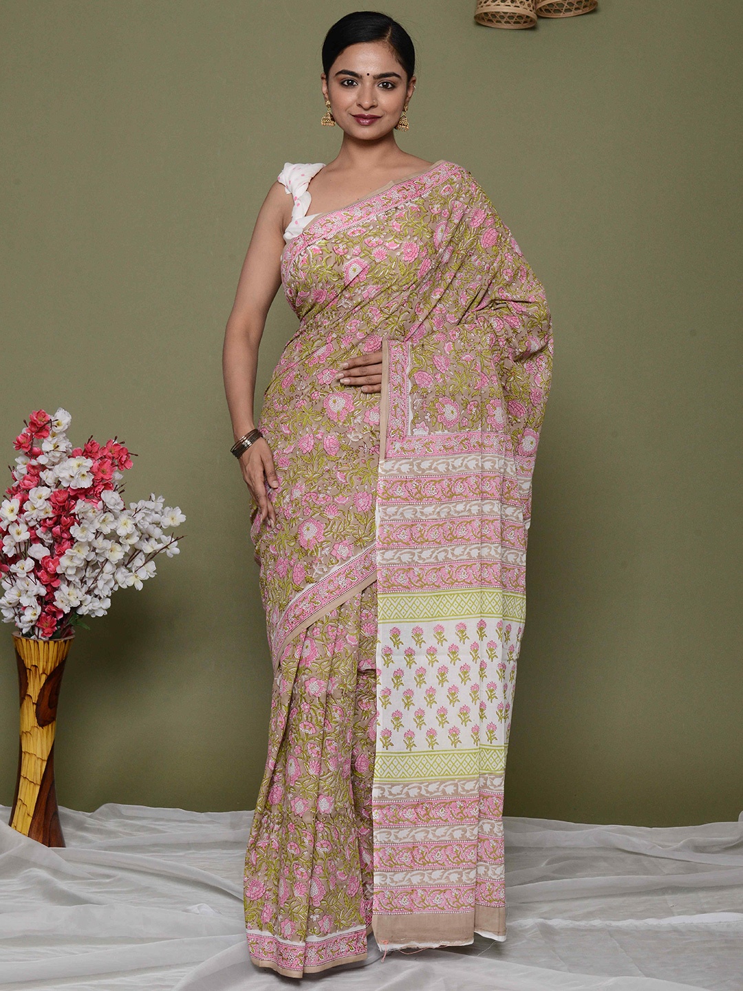 

KALINI Floral Block Printed Pure Cotton Saree, Green