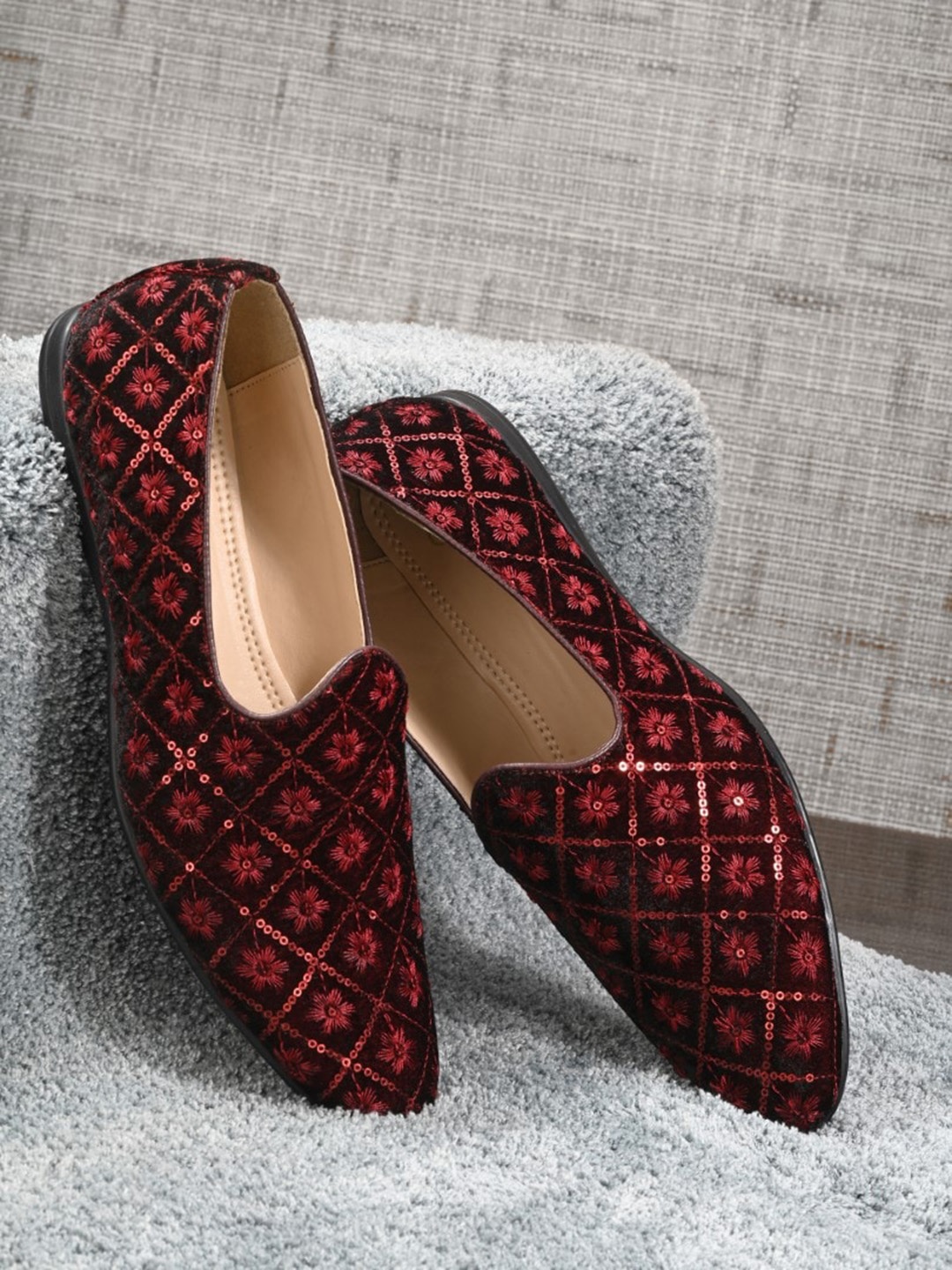 

House of Pataudi Men Floral Print & Sequin Embellished Lightweight Ethnic Mojaris, Maroon