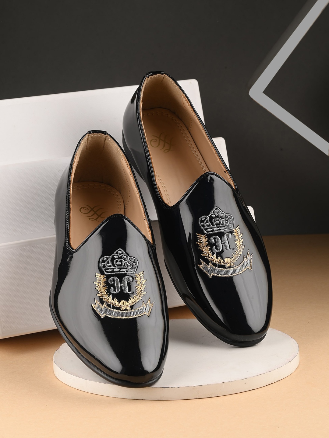 

House of Pataudi Men Embroidered Lightweight Loafers, Black