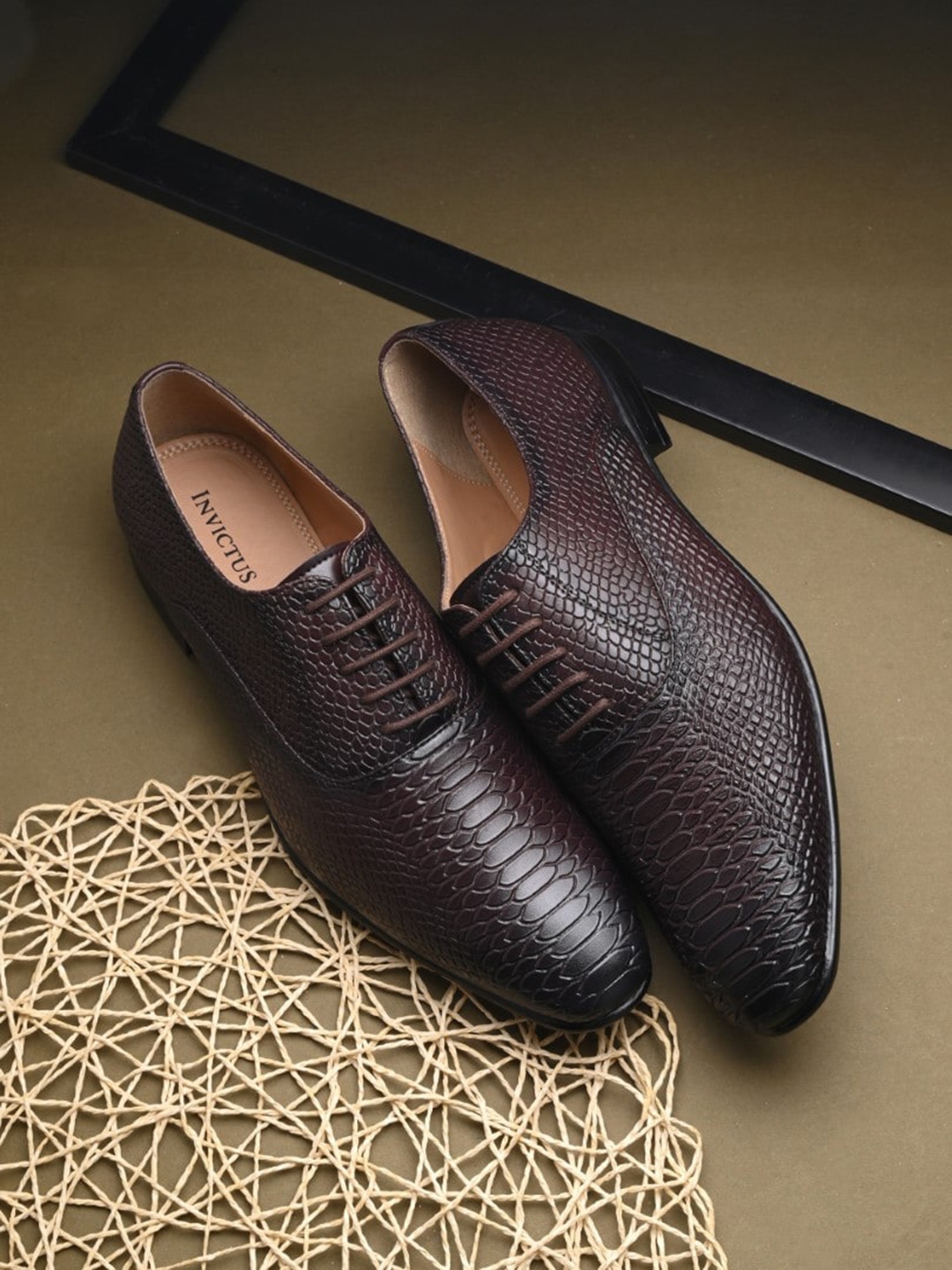 

INVICTUS Men Textured Formal Oxfords, Maroon
