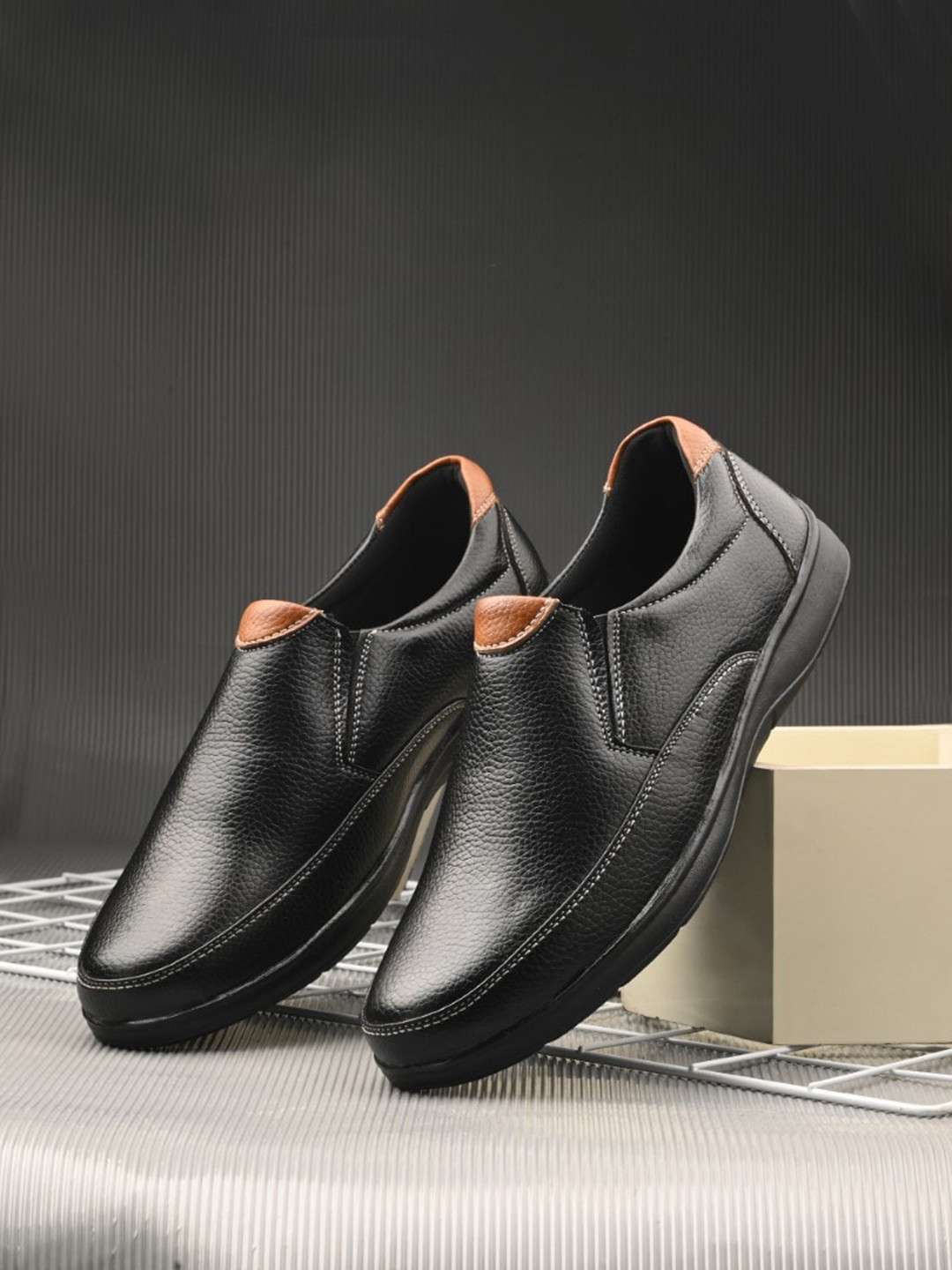 

The Roadster Lifestyle Co. Men Textured Comfort Insole Lightweight Slip-On Sneakers, Black