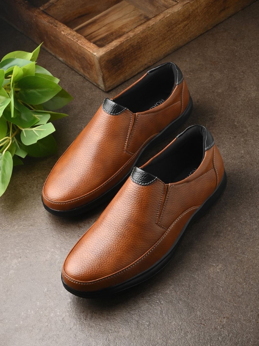 

Roadster Men Textured PU Loafers, Tan