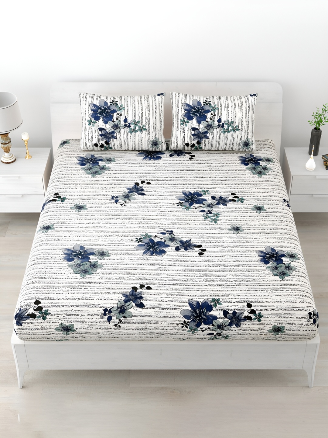 

POORAK Blue & White Floral 120 TC King Bedsheet with 2 Pillow Covers