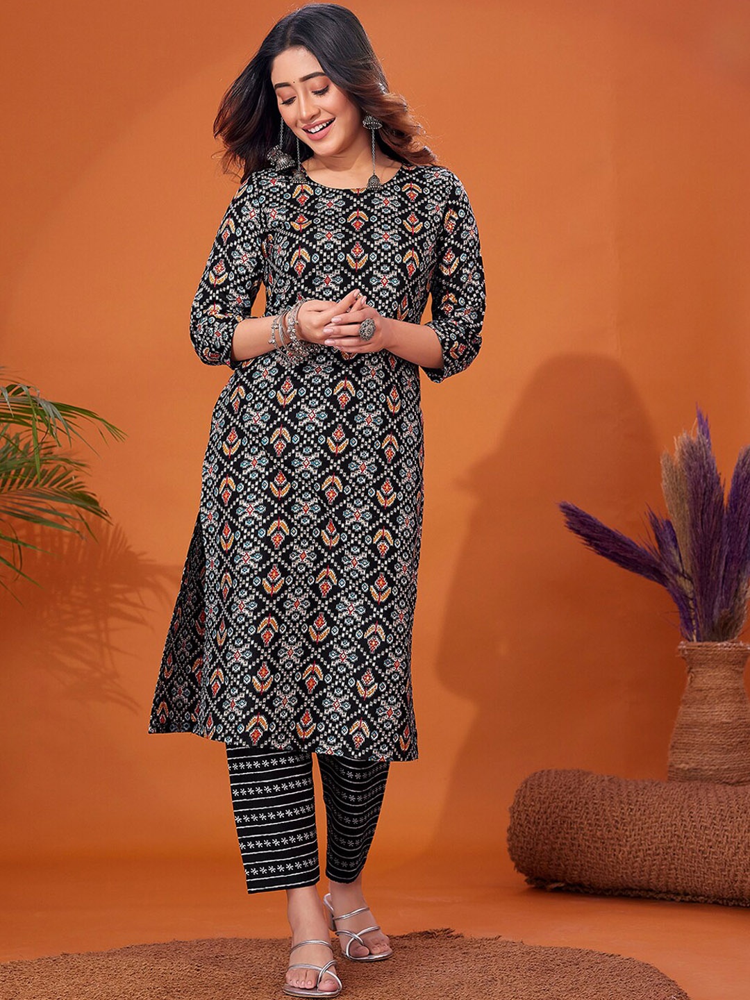 

Mitera Ethnic Motifs Printed Kurta with Trousers, Black