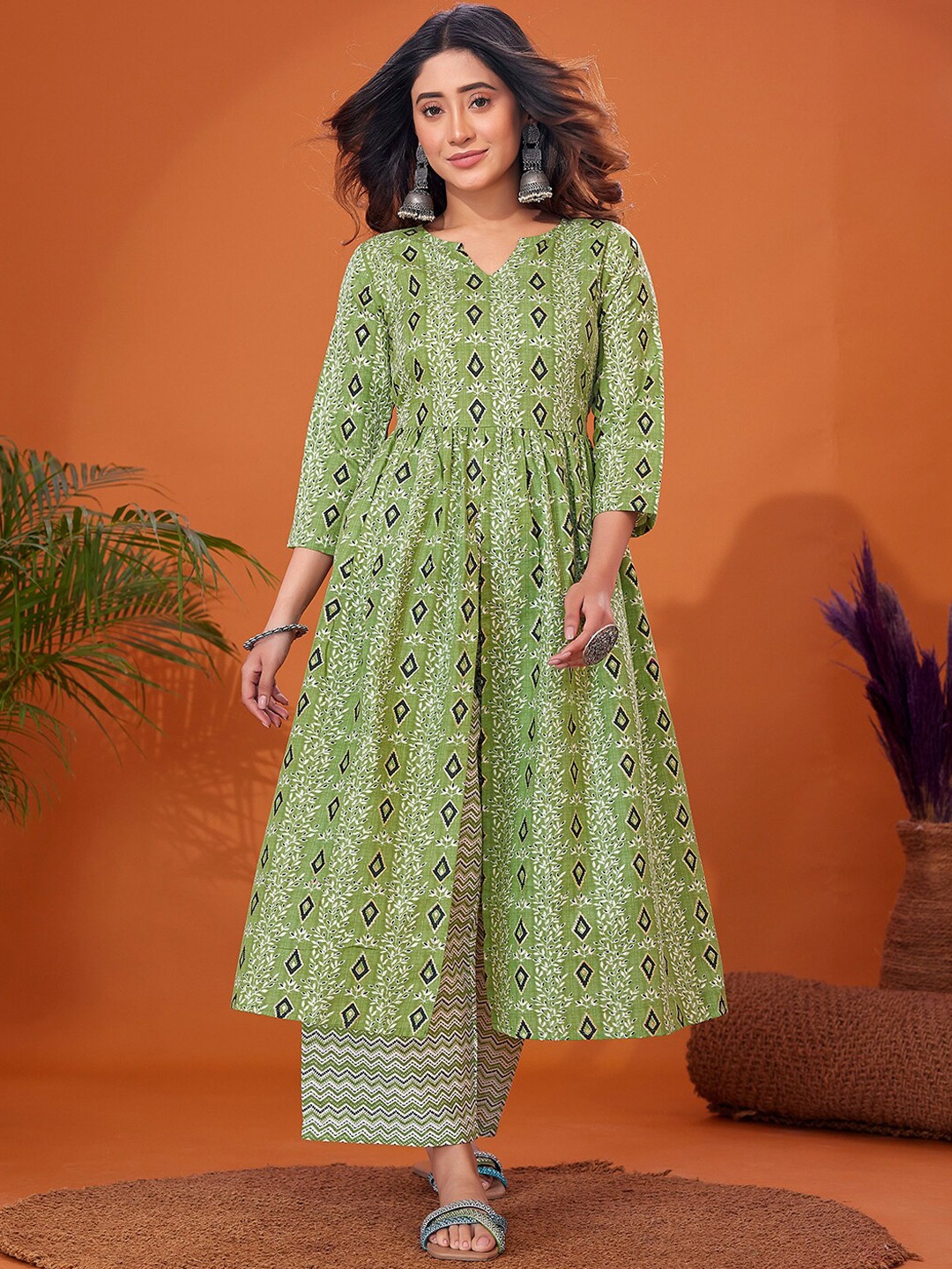 

Mitera Ethnic Motifs Printed Kurta with Palazzos, Green
