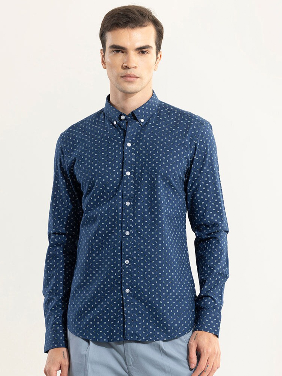 

Snitch Navy blue Geometric Printed Classic Slim Fit Cotton Casual Shirt