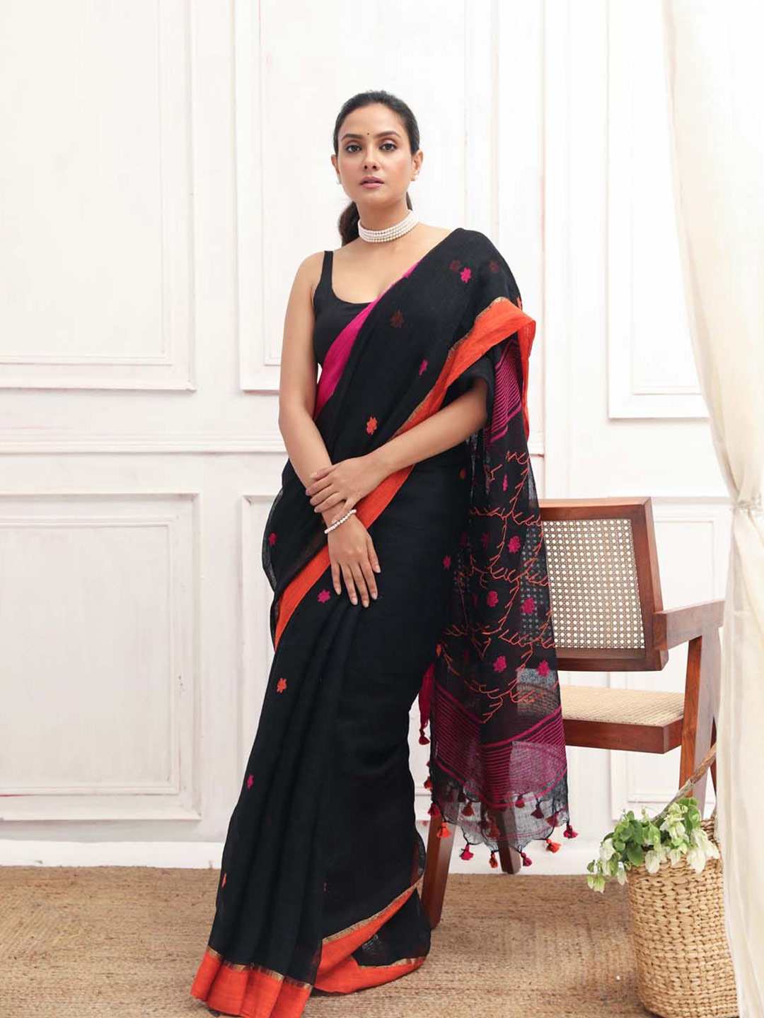 

Indethnic Floral Woven Design Zari Pure Linen Jamdani Saree, Black