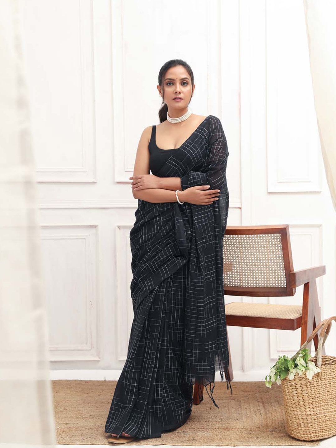 

Indethnic Checked Saree with Blouse, Black