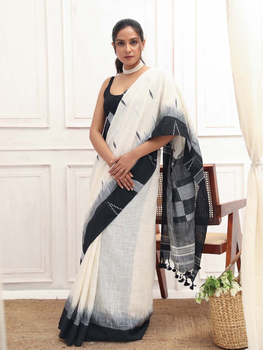 

Indethnic Ethnic Motifs Woven Designed Pure Cotton Jamdani Saree, Black