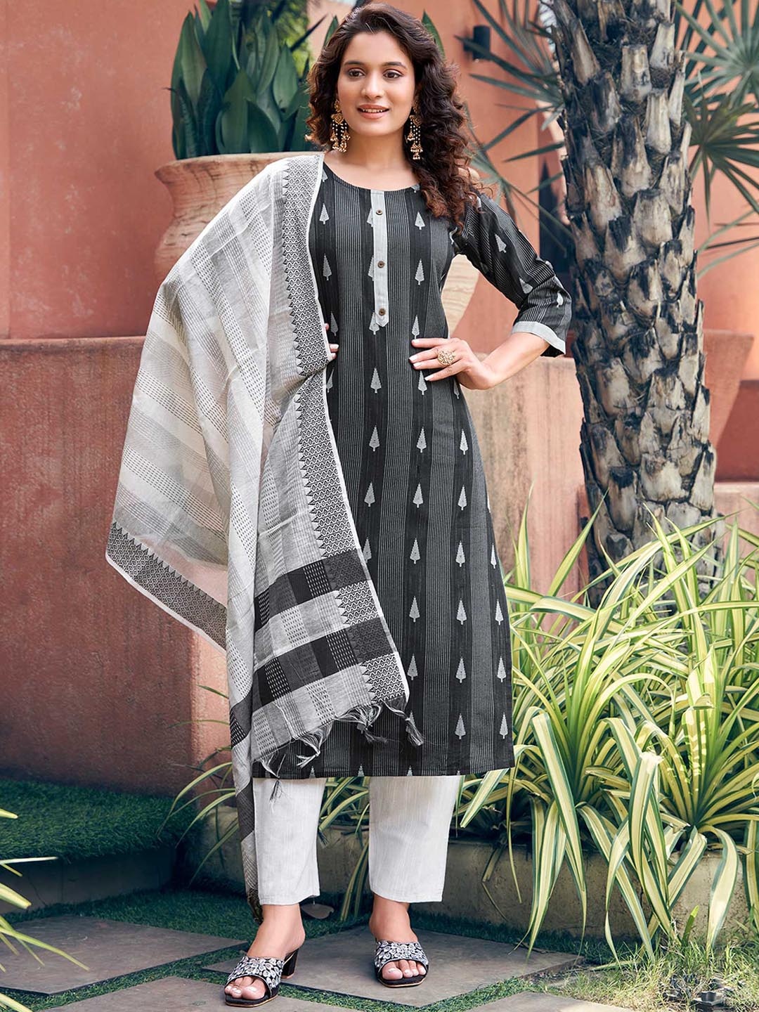

Peachmode Ethnic Motifs Woven Design Kurta & Trousers With Dupatta, Black