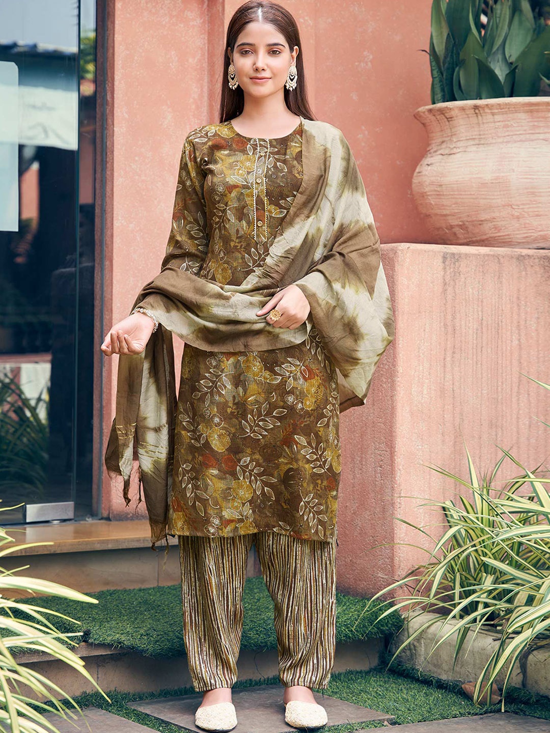 

Peachmode Floral Foil Printed Kurta with Trousers & With Dupatta, Brown