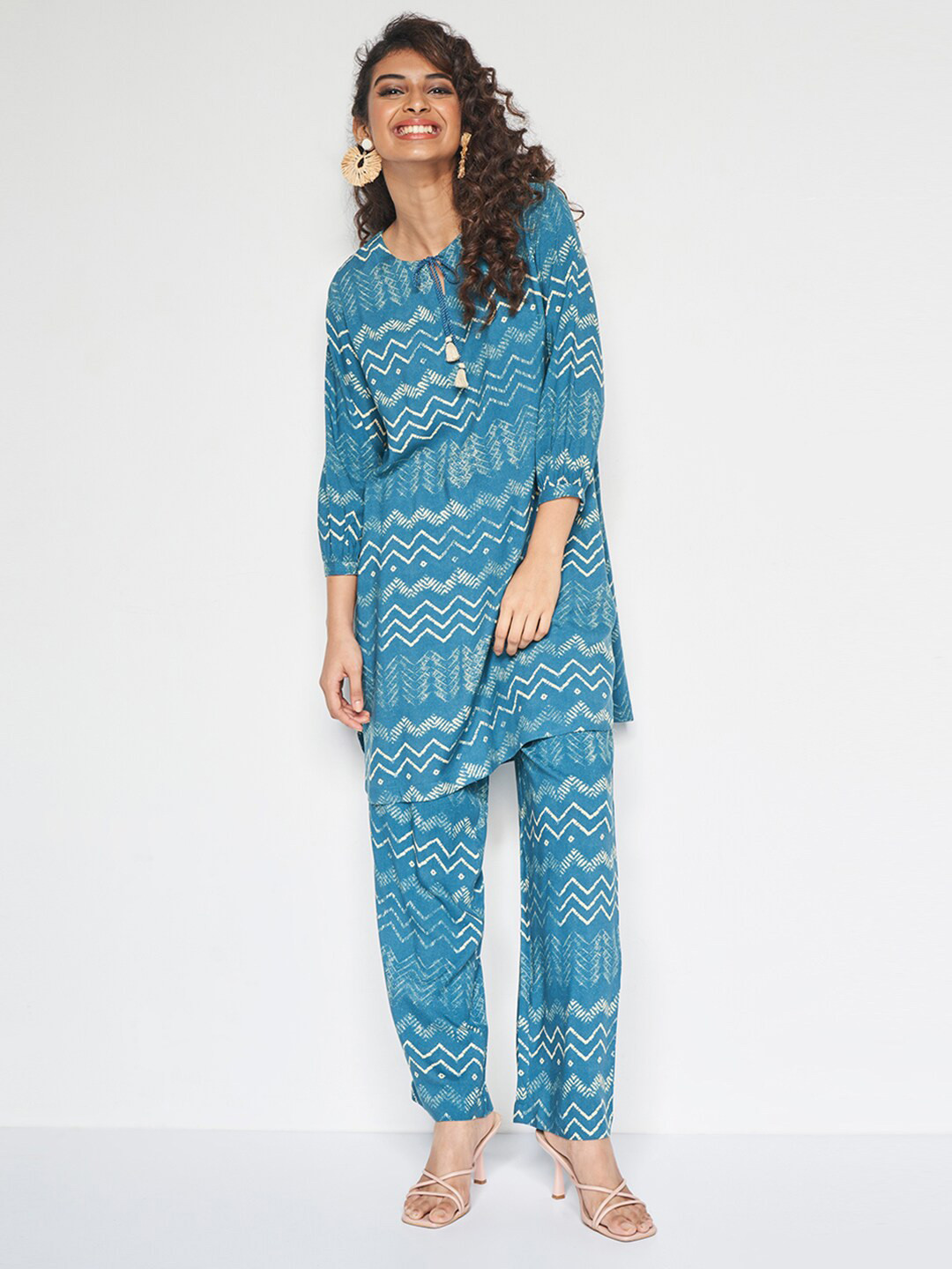 

Global Desi Chevron Printed Straight Kurta With Trousers, Blue