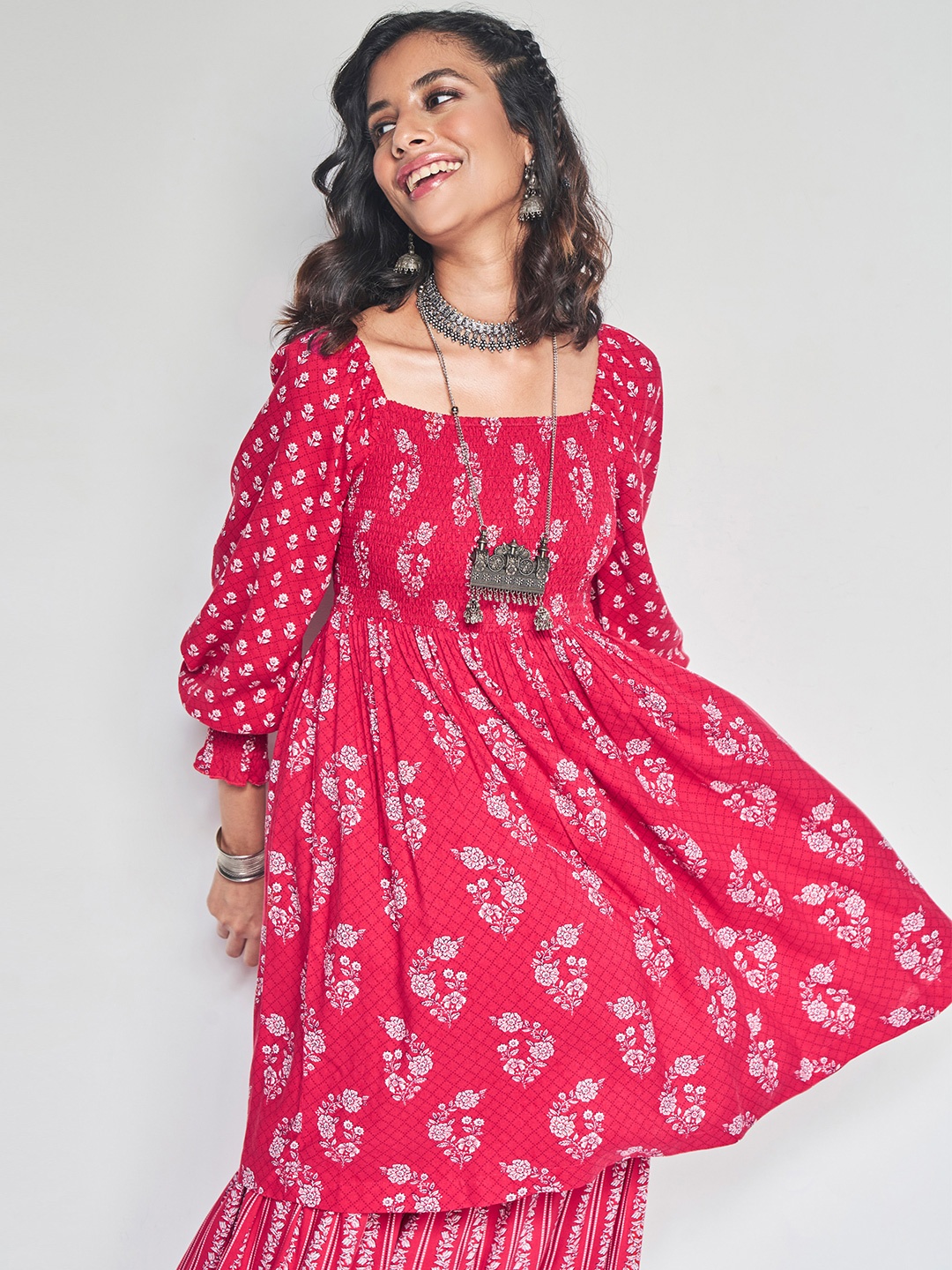 

Global Desi Floral Printed Square Neck Puffed Sleeves Kurta with Palazzos, Red