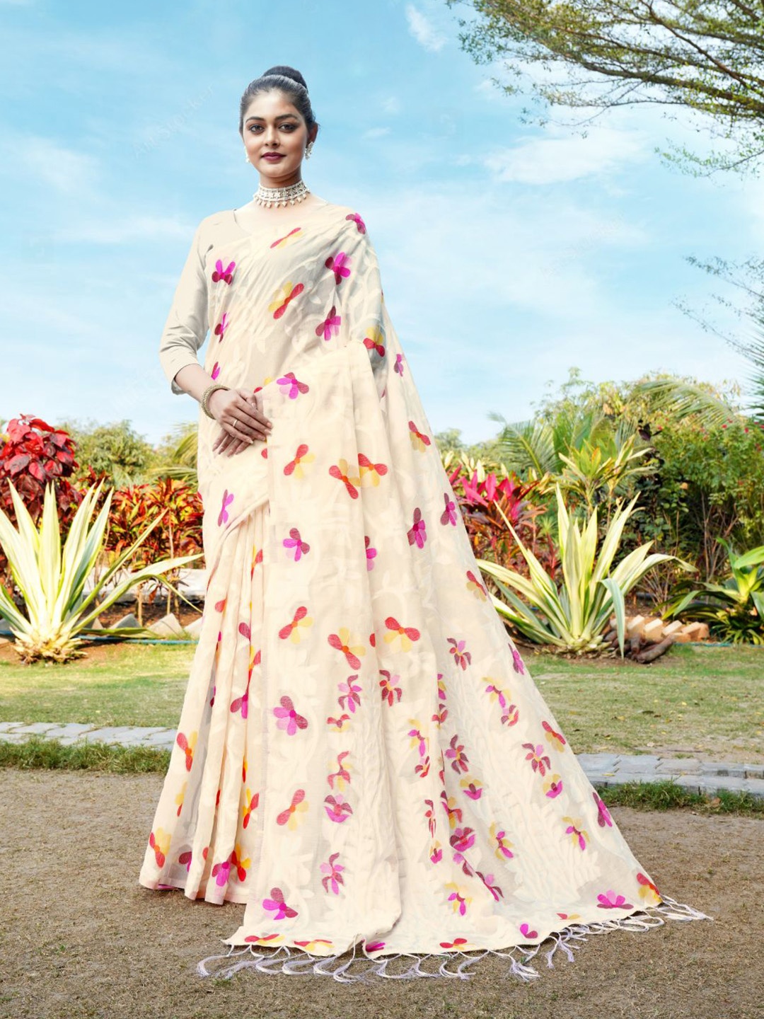 

GAJARAI Floral Woven Design Pure Cotton Jamdani Saree, Off white
