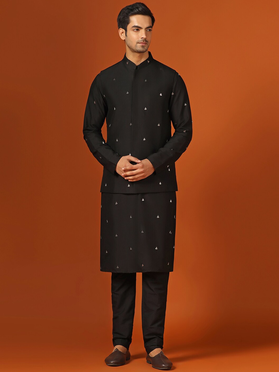 

KISAH Ethnic Motifs Printed Mandarin Collar Long Sleeves Regular Kurta Set & Nehru jacket, Black