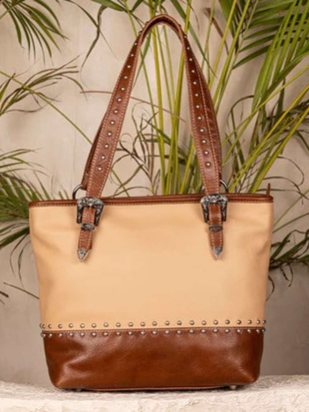 

Abelardo De Moda Colourblocked Leather Structured Shoulder Bag, Beige
