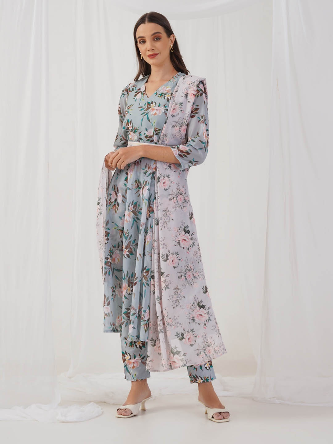 

Jompers Floral Printed Sequinned Kurta with Trousers & Dupatta & Belt, Sea green