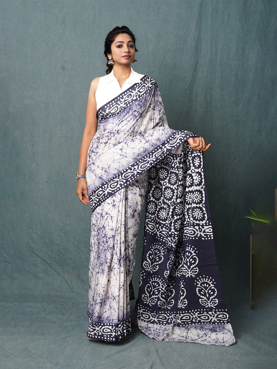 

Unnati Silks Batik Block Printed Mulmul Cotton Handloom Saree, Cream
