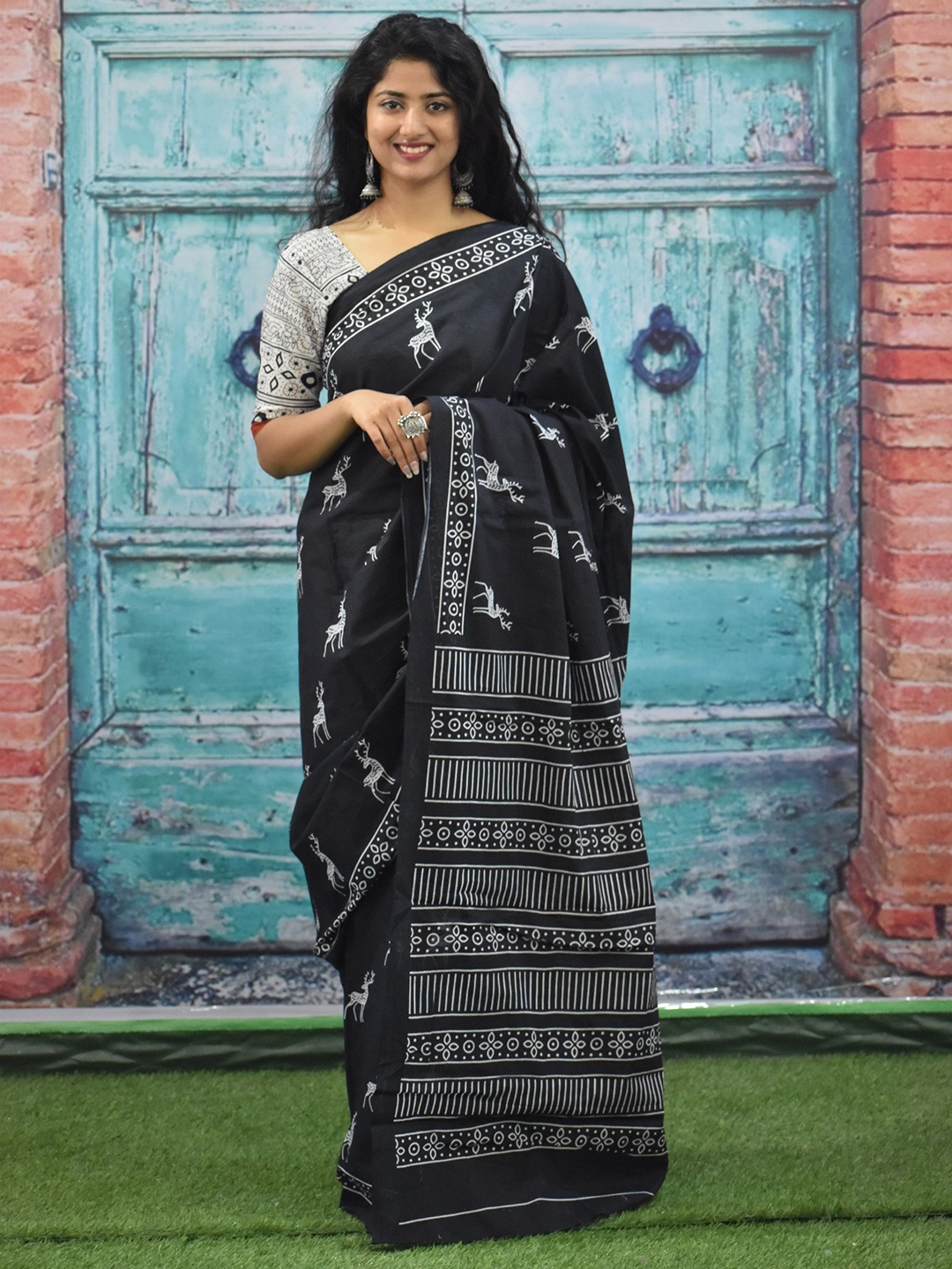 

TROPWEAR Pure Cotton Block Print Saree, Black