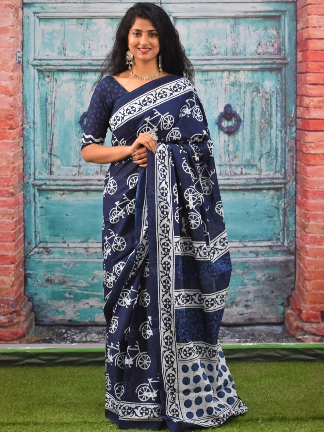 

TROPWEAR Pure Cotton Block Print Saree, Blue