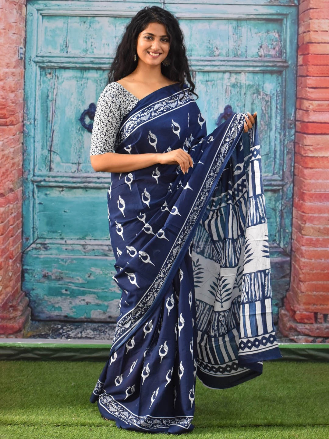 

TROPWEAR Ikat Printed Pure Cotton Saree, Blue