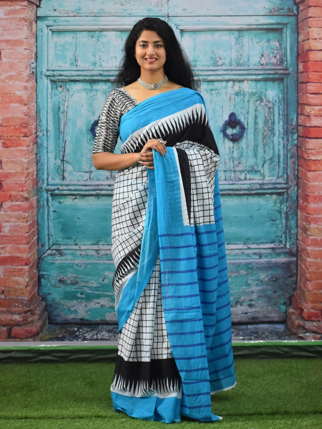 

TROPWEAR Checked Pure Cotton Block Print Saree, Blue