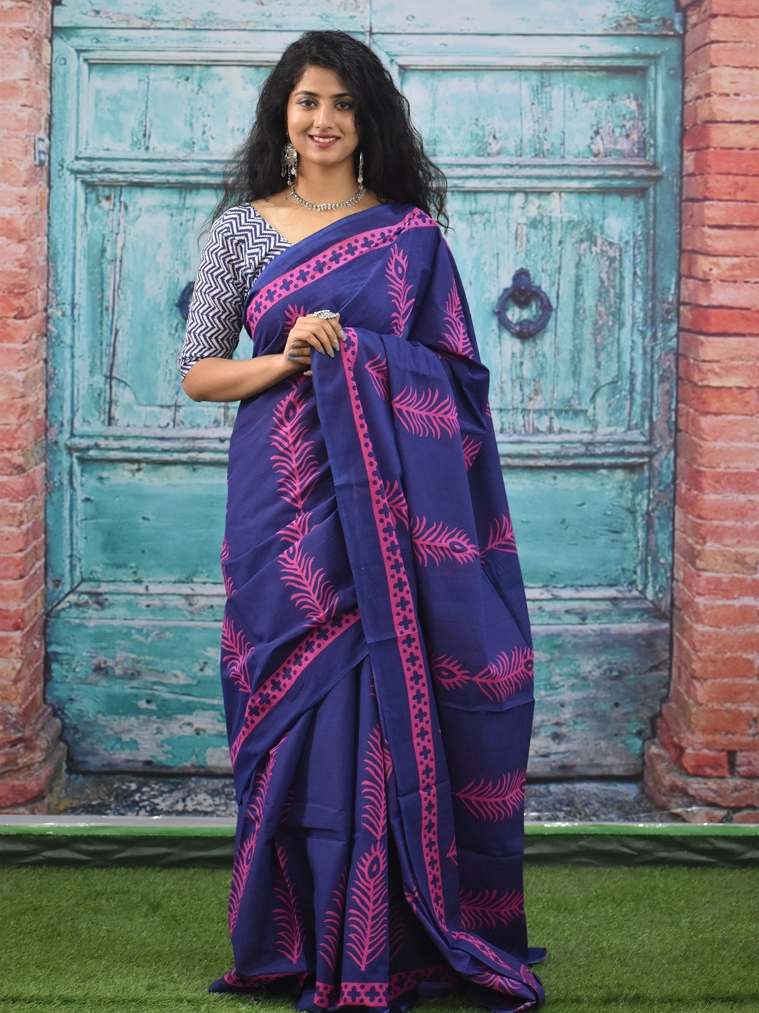 

TROPWEAR Pure Cotton Block Print Saree, Blue