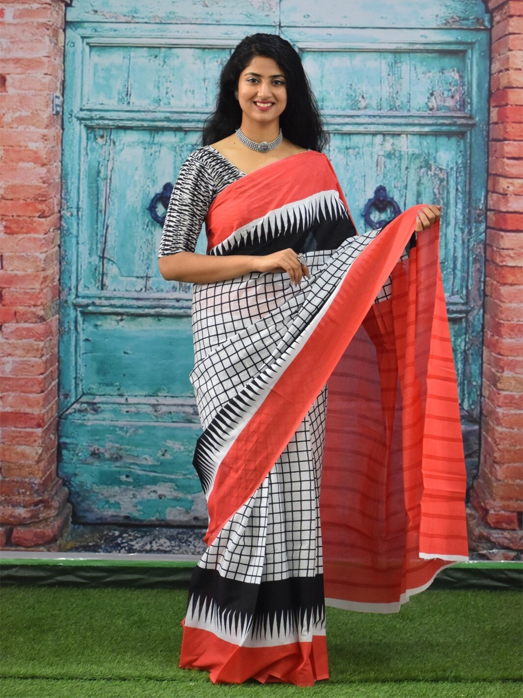 

TROPWEAR Geometric Mulmul Cotton Block Print Saree, Peach