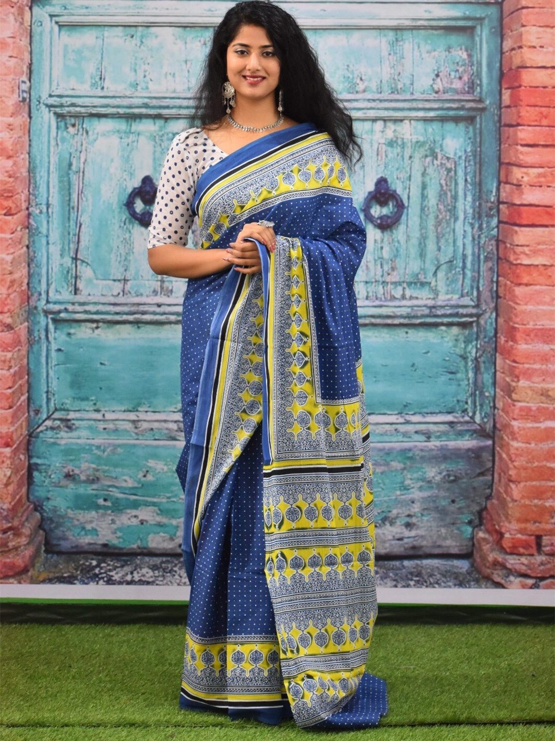 

TROPWEAR Geometric Mulmul Cotton Block Print Saree, Blue