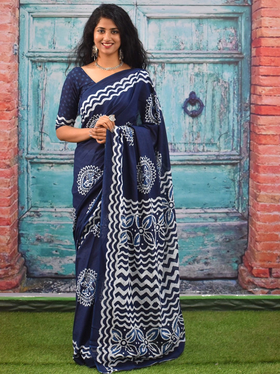 

TROPWEAR Geometric Pure Cotton Block Print Saree, Blue