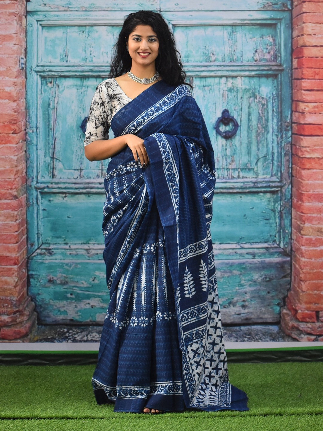 

TROPWEAR Ethnic Motifs Pure Cotton Block Print Saree, Blue