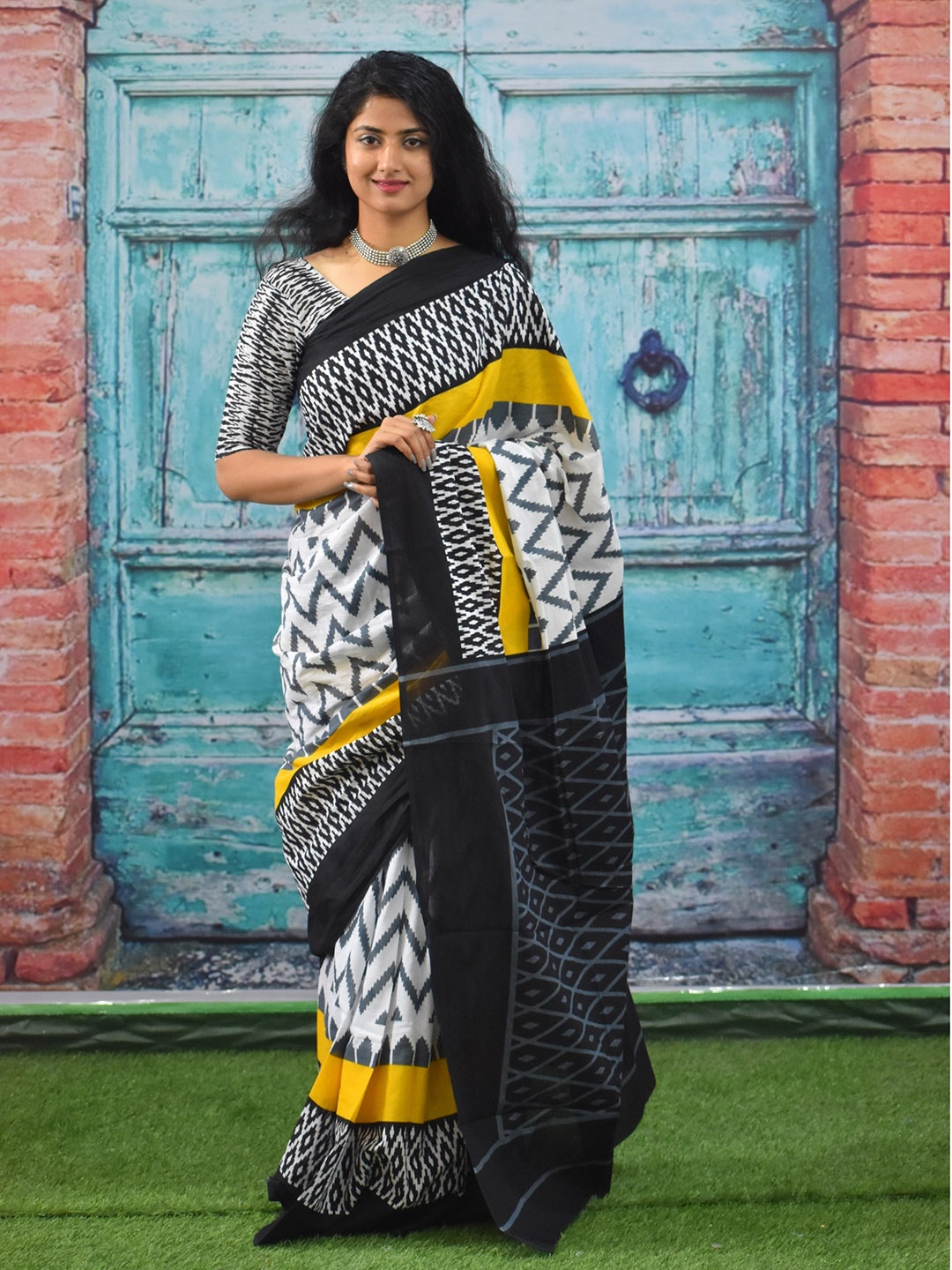 

TROPWEAR Pure Cotton Block Print Saree, Yellow