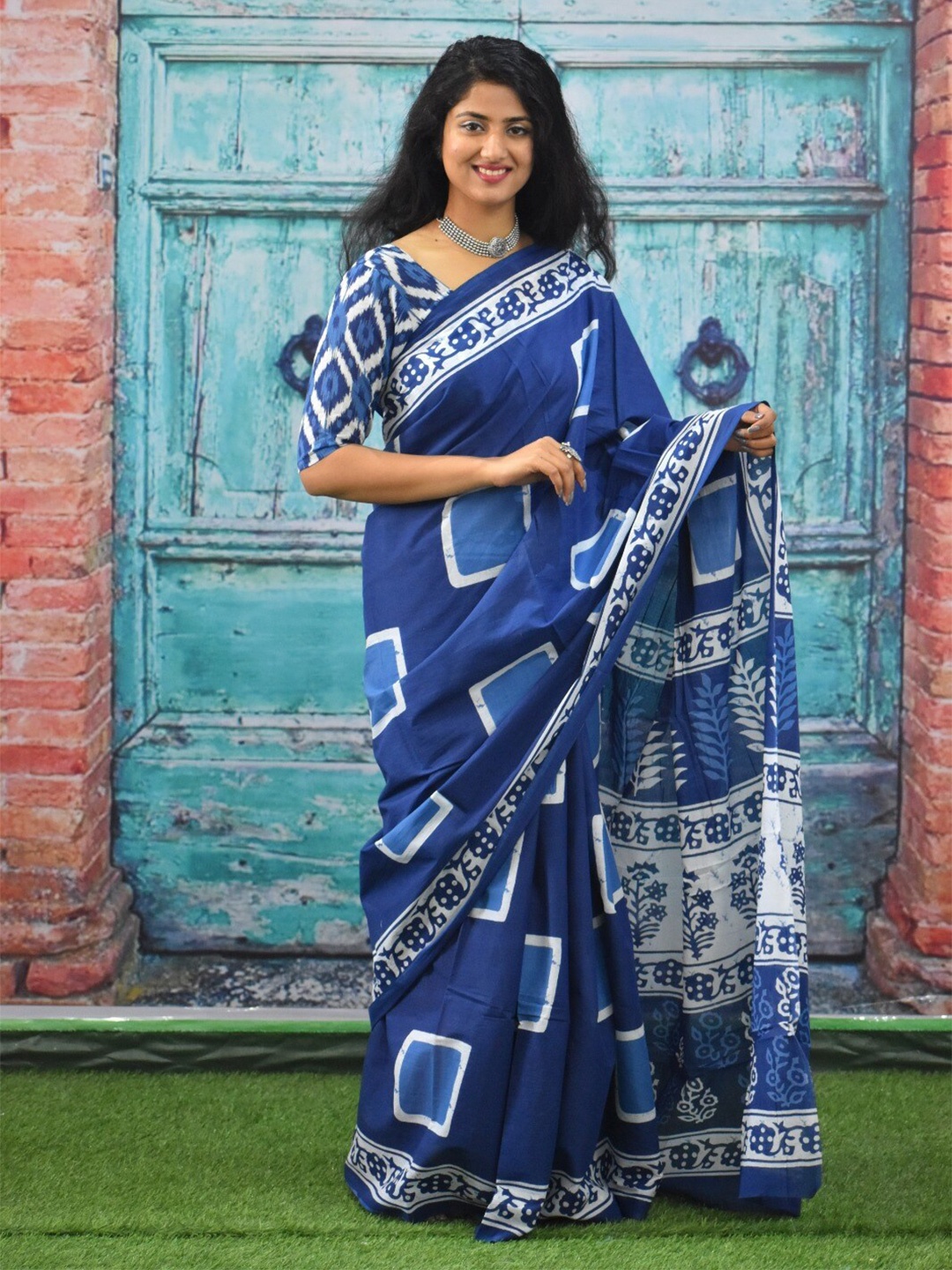 

TROPWEAR Geometric Mulmul Cotton Block Print Saree, Blue