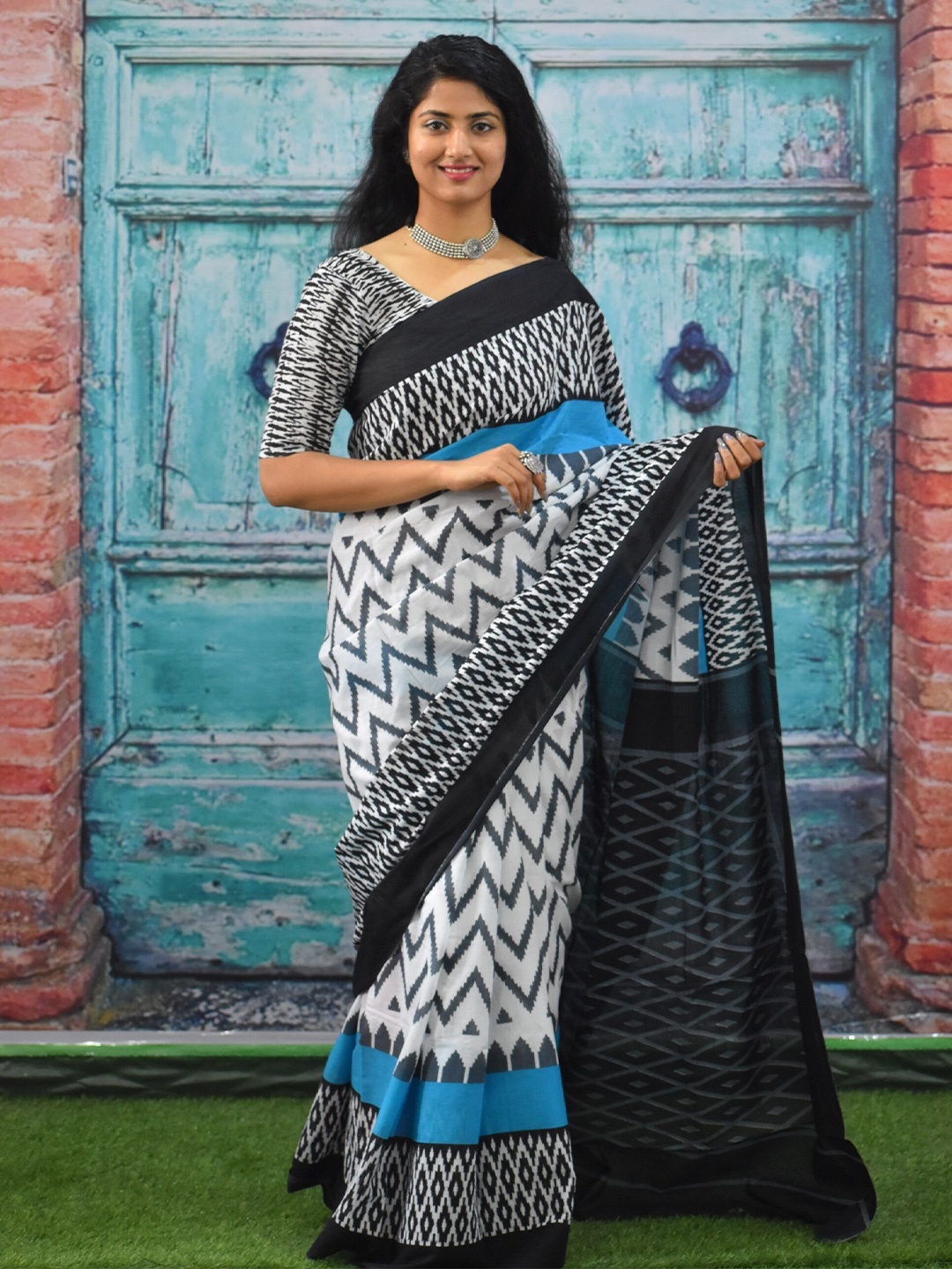 

TROPWEAR Geometric Pure Cotton Block Print Saree, Blue