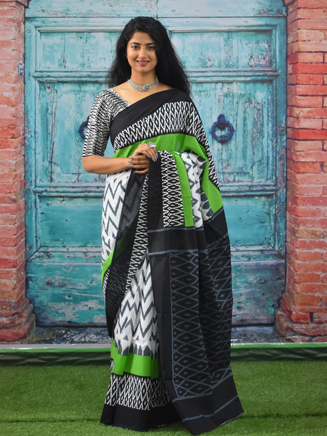 

TROPWEAR Pure Cotton Block Print Saree, Green