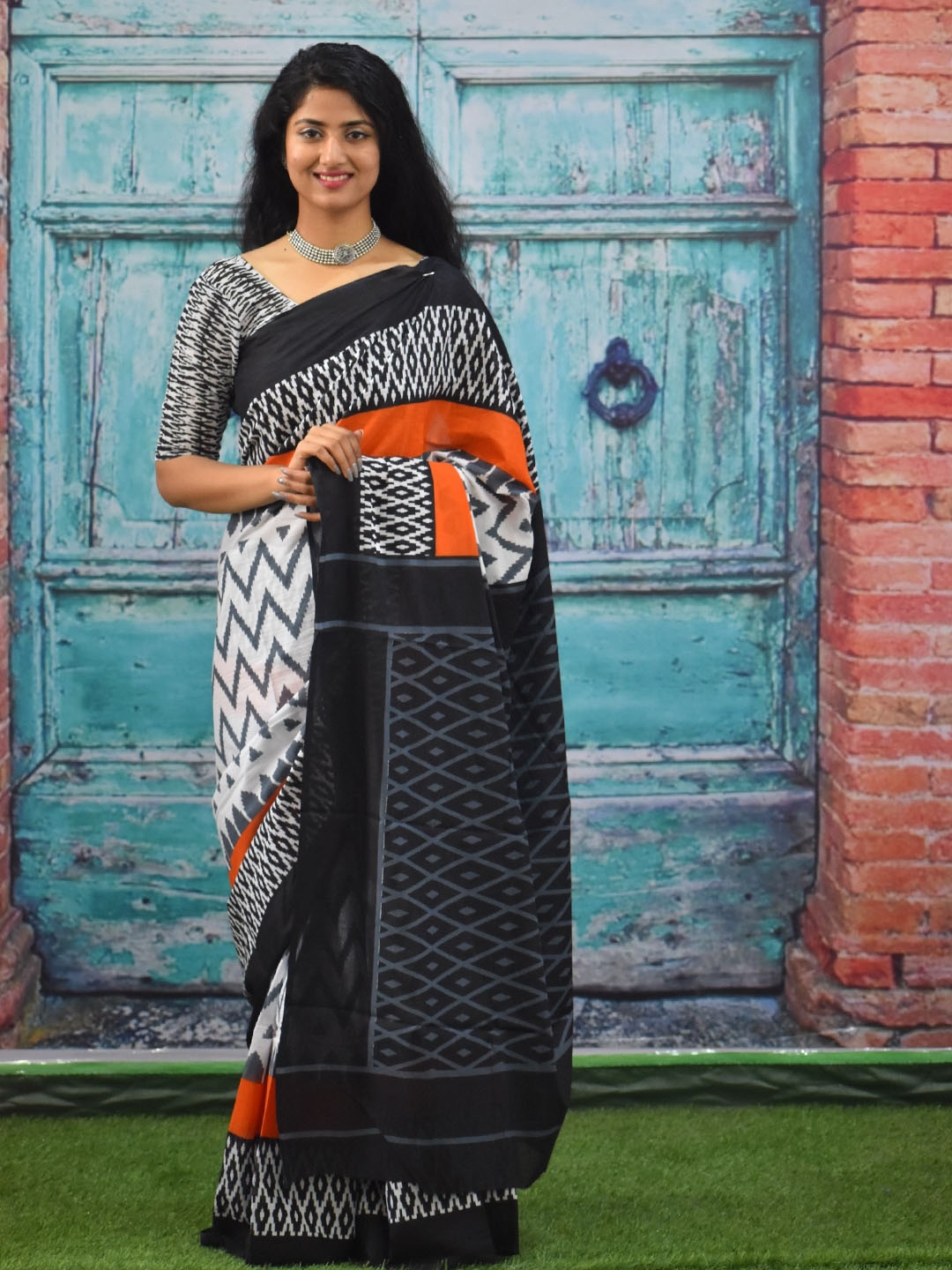 

TROPWEAR Pure Cotton Block Print Saree, Black