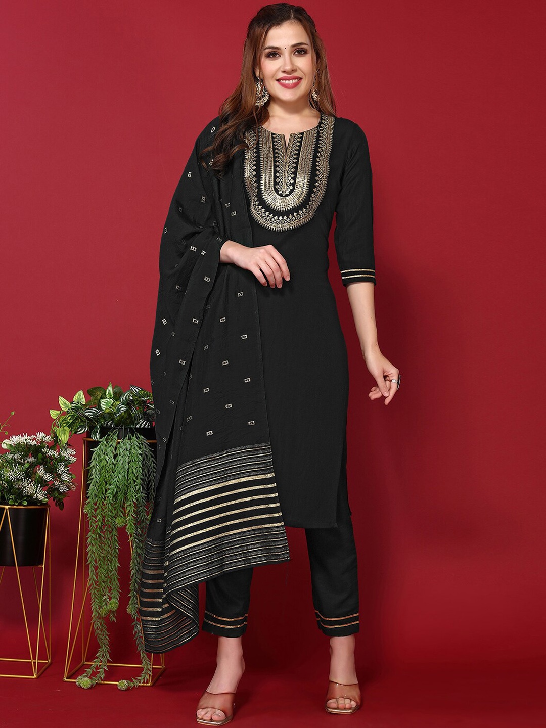 

SKYLEE Floral Yoke Design Regular Thread Work Kurta With Trousers & Dupatta, Black