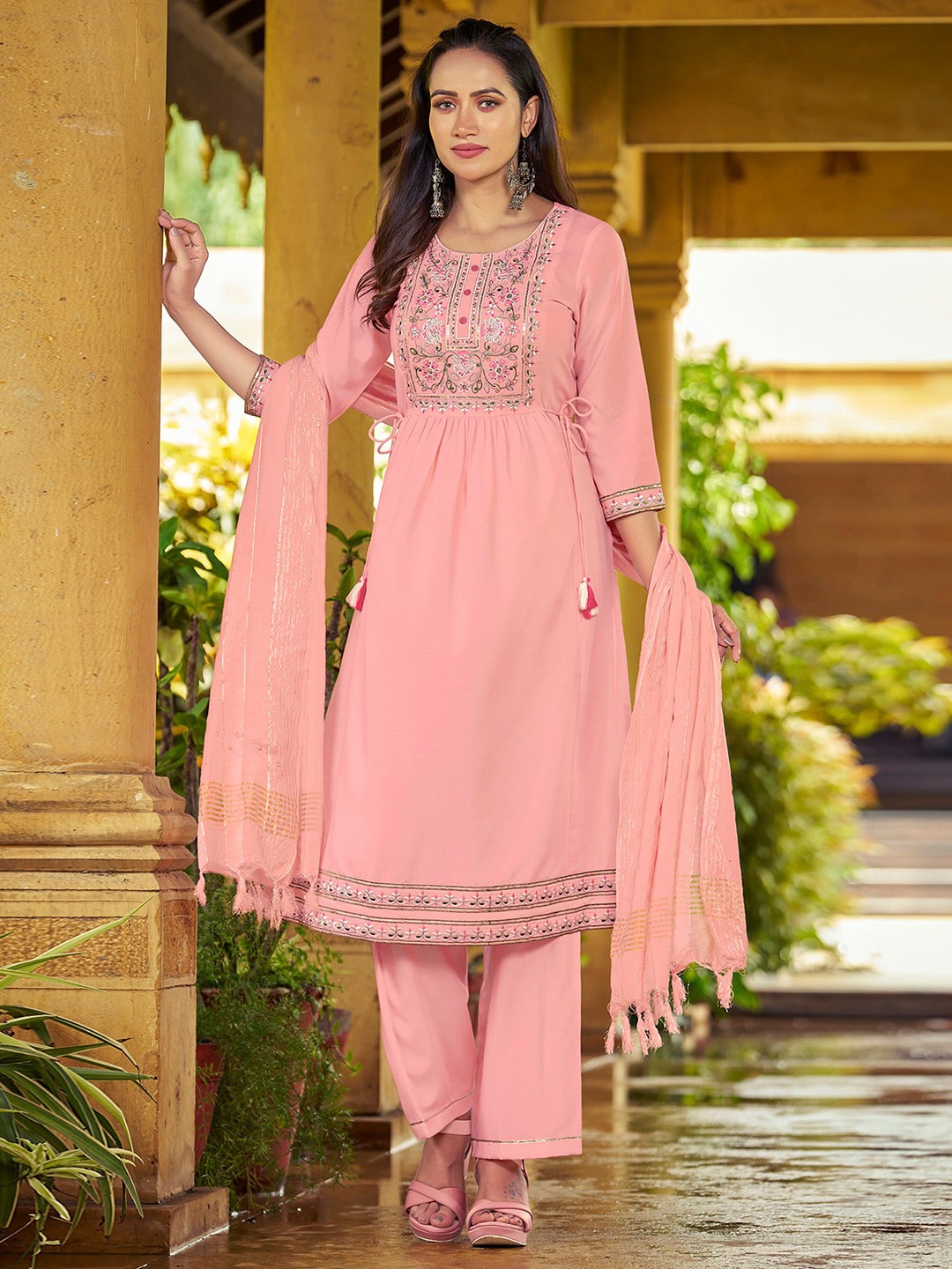 

SKYLEE Floral Embroidered Anarkali Kurta set, Pink